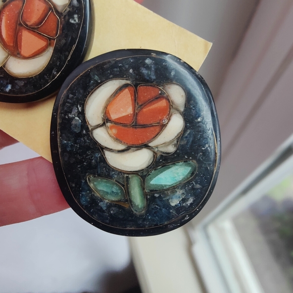 Vintage 80s 90s Karla Jordan Crushed Stone Marble Flower Earrings - Picture 3 of 3